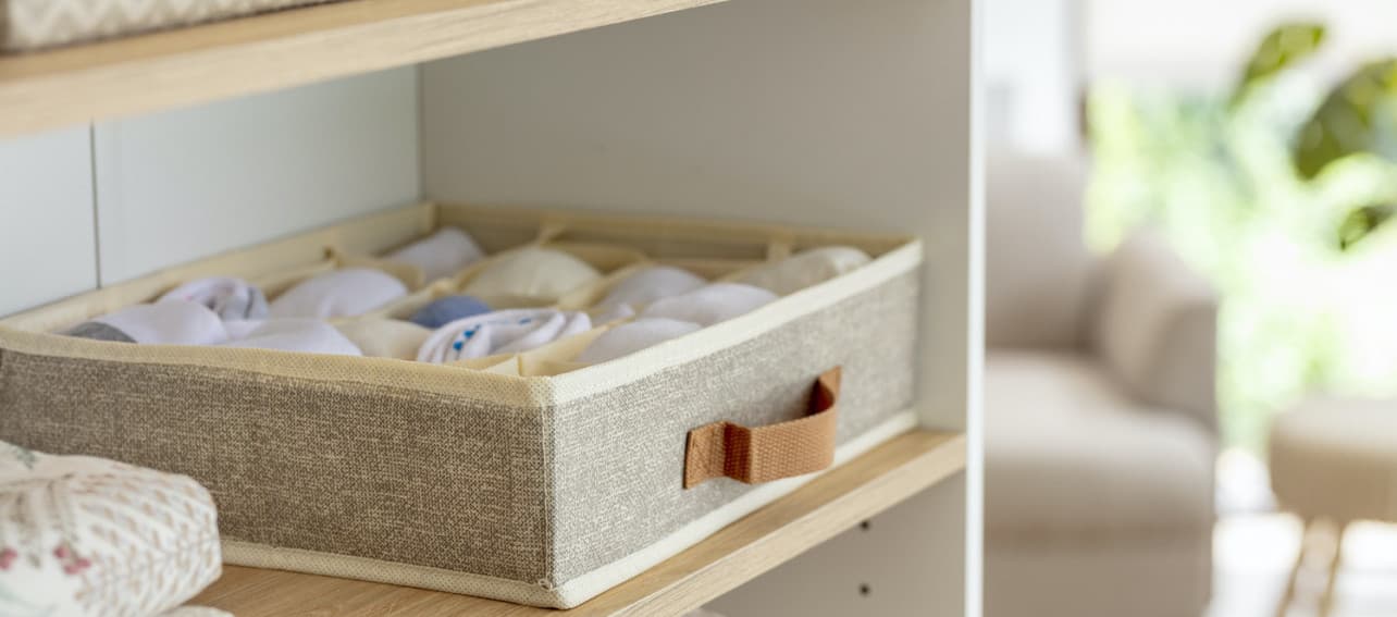 Cómo organizar un clóset sin cajones: soluciones para ordenar tu ropa