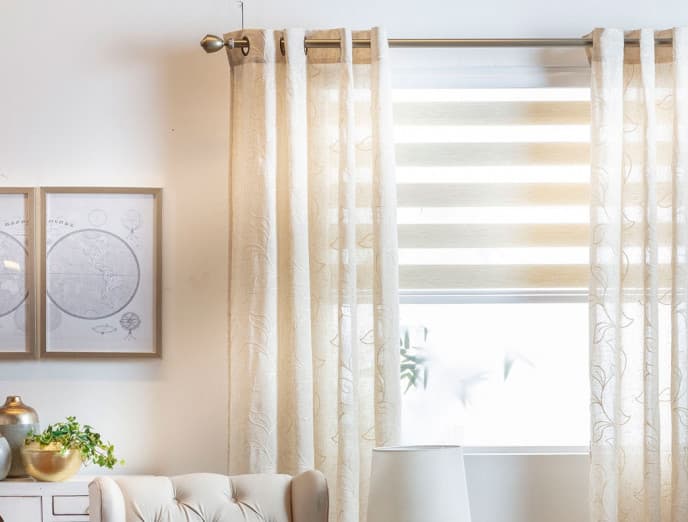 Cómo combinar cortinas roller con cortinas de tela