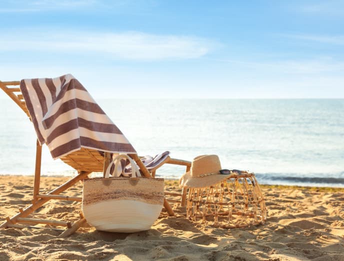 Qué llevar a la playa sin perder tu estilo decorativo