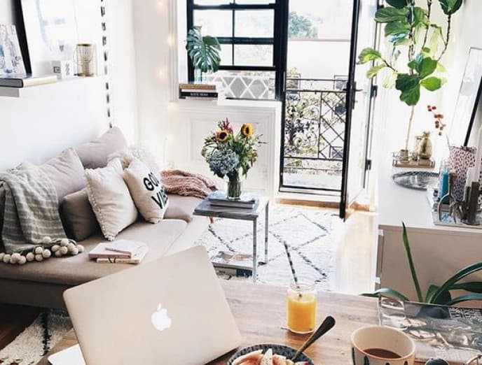 Descubre cómo organizar el living de tu departamento compartido