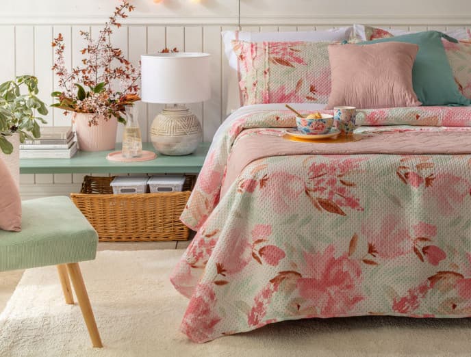 ¡Mezcla y combina! Mira estas 10 duplas de cubrecama + poltrona