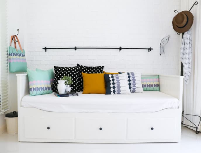 Descubre cómo convertir una cama en un sofá muy cómodo
