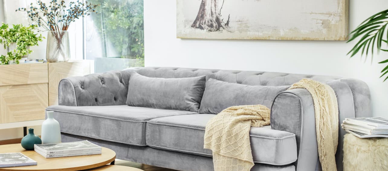 Cómo decorar con cuadros y canvas la pared de tu sofá