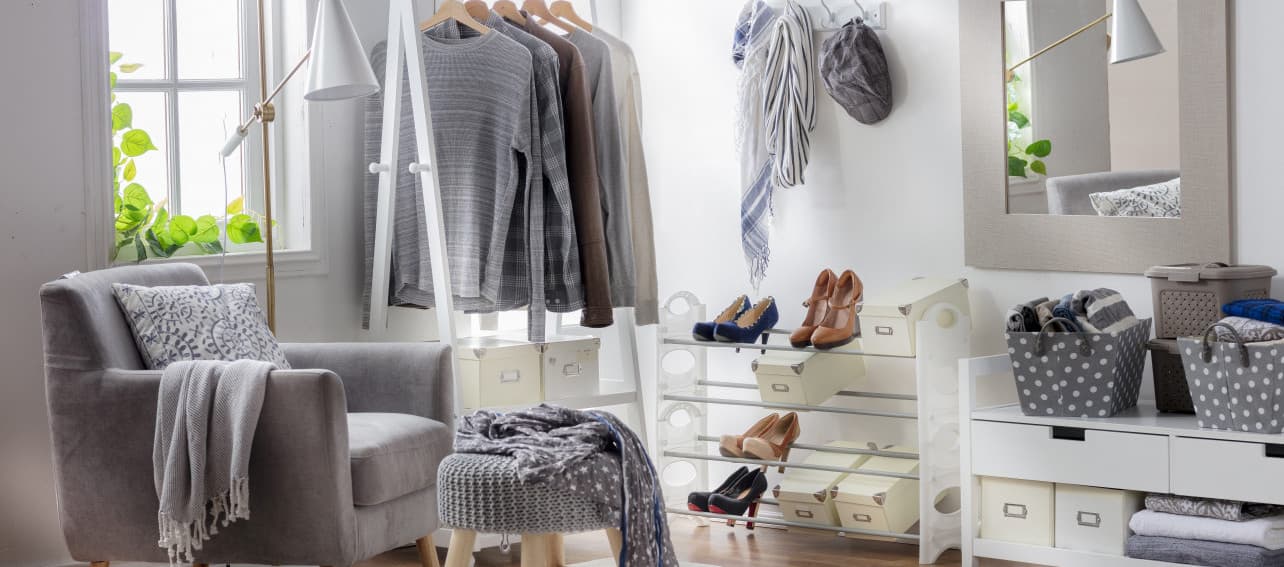 Ideas para colgar ropa en espacios pequeños: optimiza tu organización