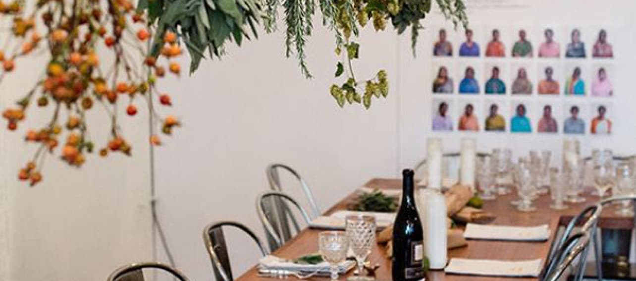 Buenas ideas para decorar la mesa con ramas, hojas y frutas