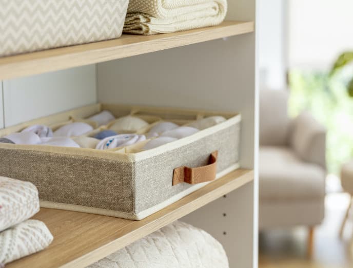 Cómo organizar un clóset sin cajones: soluciones para ordenar tu ropa