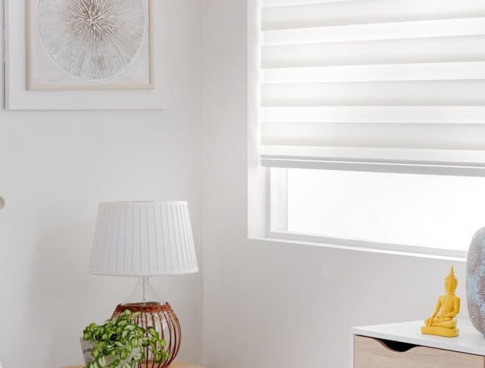 Cómo combinar el color de pisos, muebles y cortinas con paredes blancas