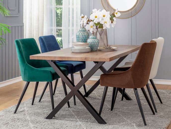 Cómo combinar las sillas de comedor de colores