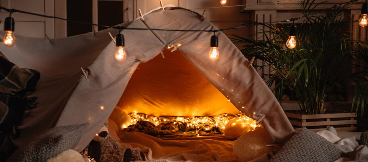 Vacaciones en familia: 10 ideas para acampar en casa