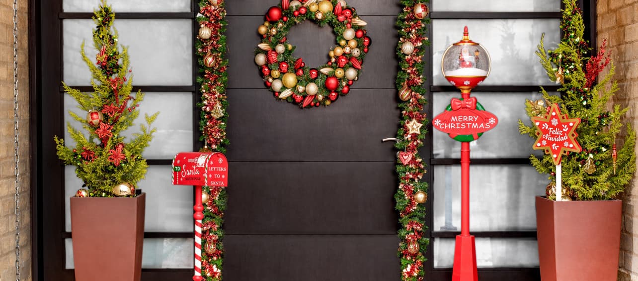 ¡Celebra desde la entrada! 10 ideas para decorar tus puertas en Navidad