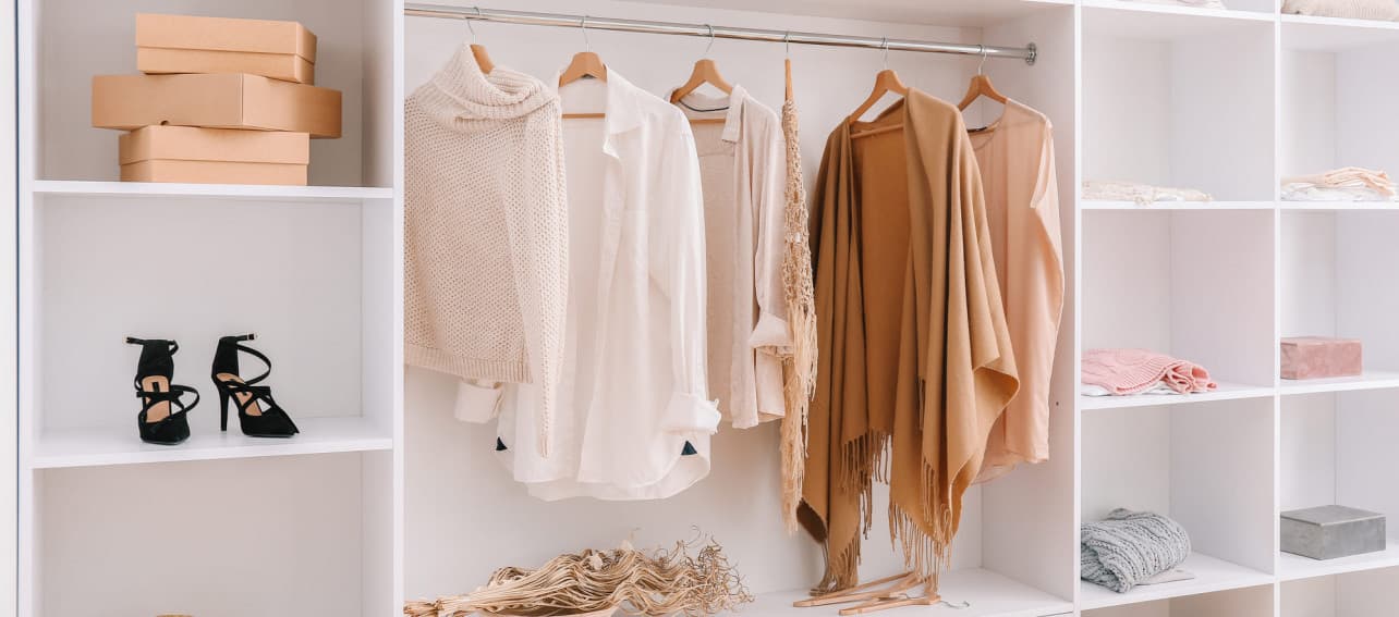 8 formas de ordenar un walk in closet pequeño