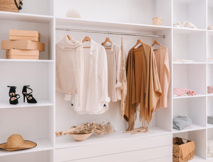 8 formas de ordenar un walk in closet pequeño