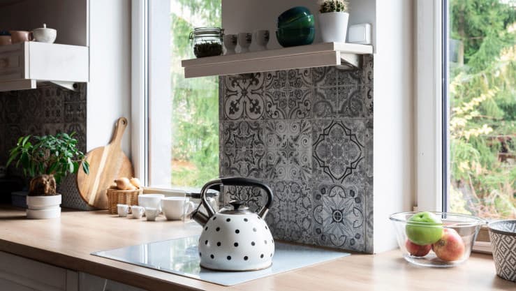 Decora tu cocina con pintura, papel mural y azulejos adhesivos