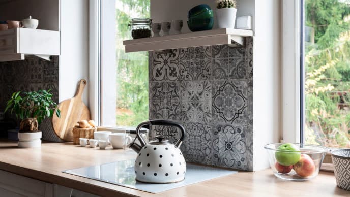 Decora tu cocina con pintura, papel mural y azulejos adhesivos