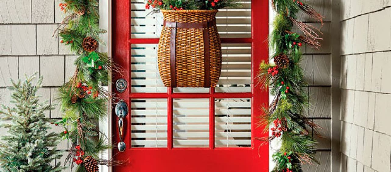 6 ideas para decorar tu puerta en Navidad (sin usar coronas)