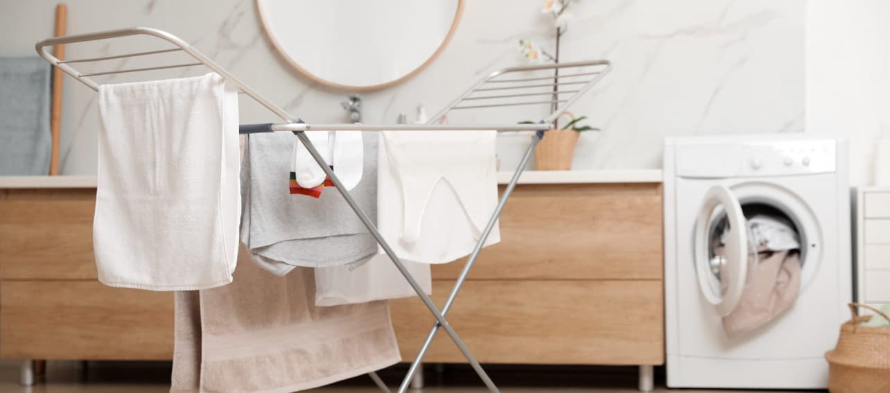 ¡Saca tu tendedero del living! 6 formas de secar ropa dentro de tu casa