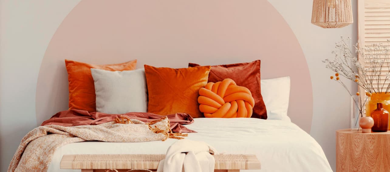 10 soluciones creativas que puedes usar como respaldo para tu cama