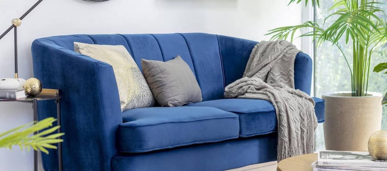 10 muebles y complementos para combinar tu sofá y sillas azules