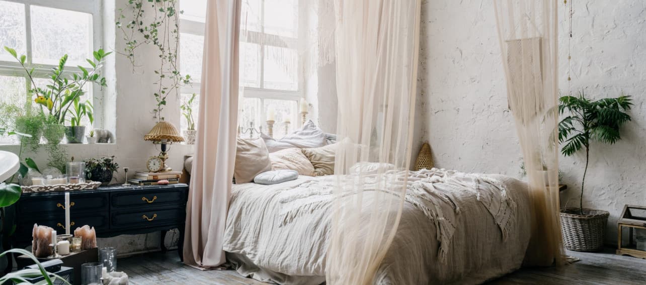 6 ideas inteligentes para decorar con cortinas ¡más allá de las ventanas!