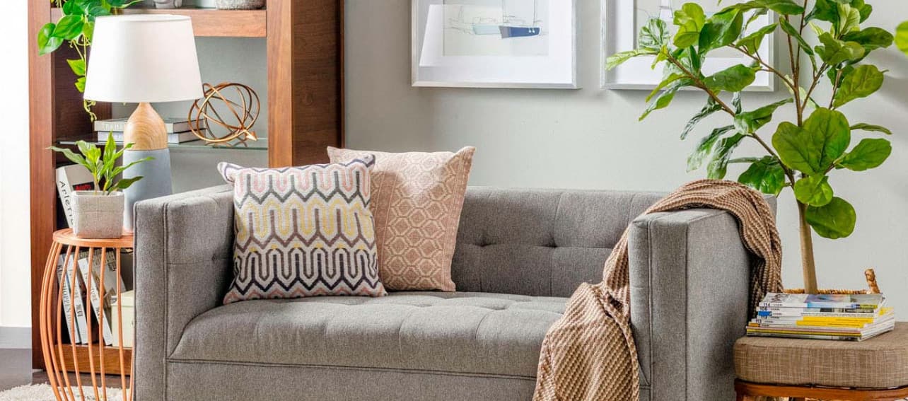 Inspírate con estos 10 sofás y futones en colores neutros para tu living