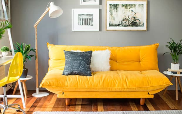 Cómo decorar con un sofá de un color fuerte