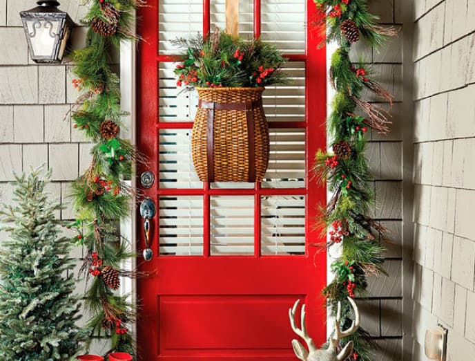 6 ideas para decorar tu puerta en Navidad (sin usar coronas)