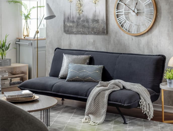 Cómo decorar un living pequeño con un futón negro o marrón