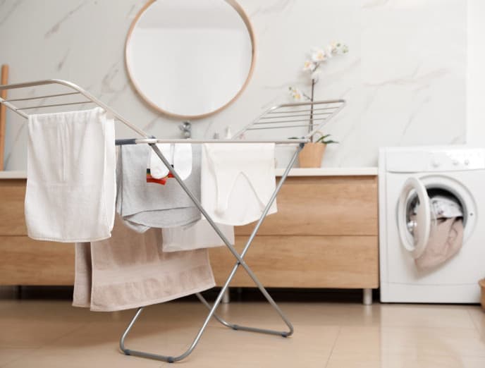 ¡Saca tu tendedero del living! 6 formas de secar ropa dentro de tu casa