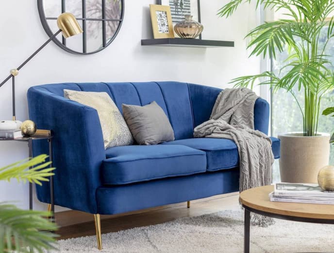 10 muebles y complementos para combinar tu sofá y sillas azules