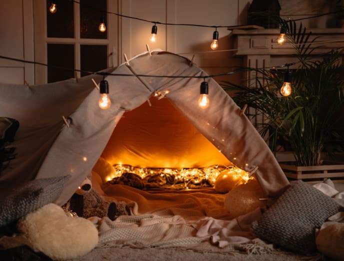 Vacaciones en familia: 10 ideas para acampar en casa