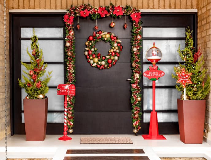 ¡Celebra desde la entrada! 10 ideas para decorar tus puertas en Navidad