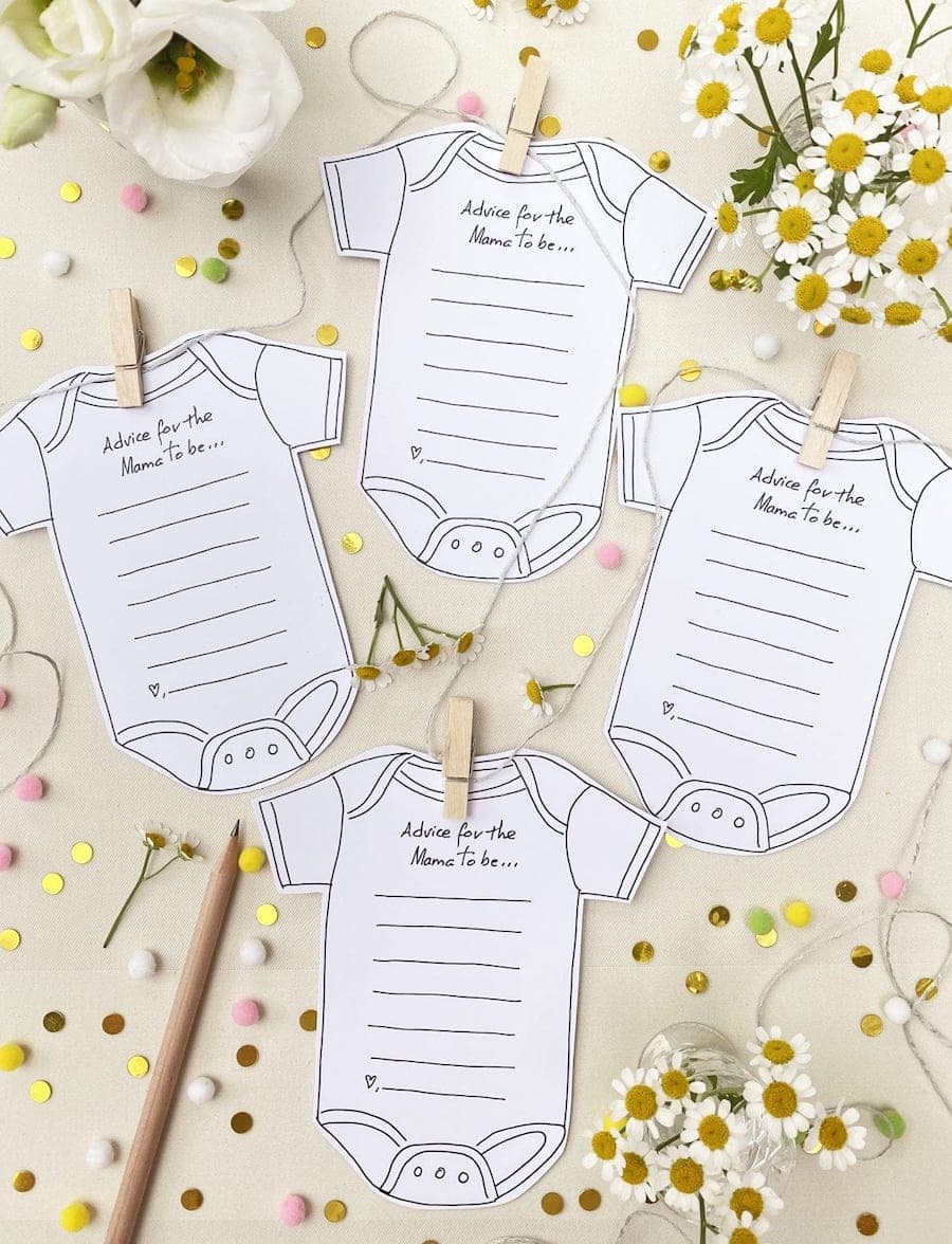 4 tarjetas con forma de ropa de bebé con espacio para escribir consejos para la madre del bebé que viene en camino.