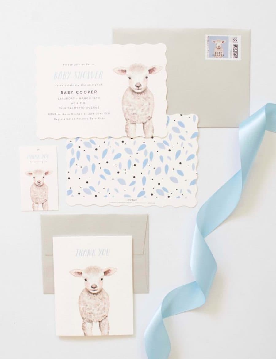 Invitaciones impresas para un baby shower con diseño de ovejas y detalles en color azul pastel.