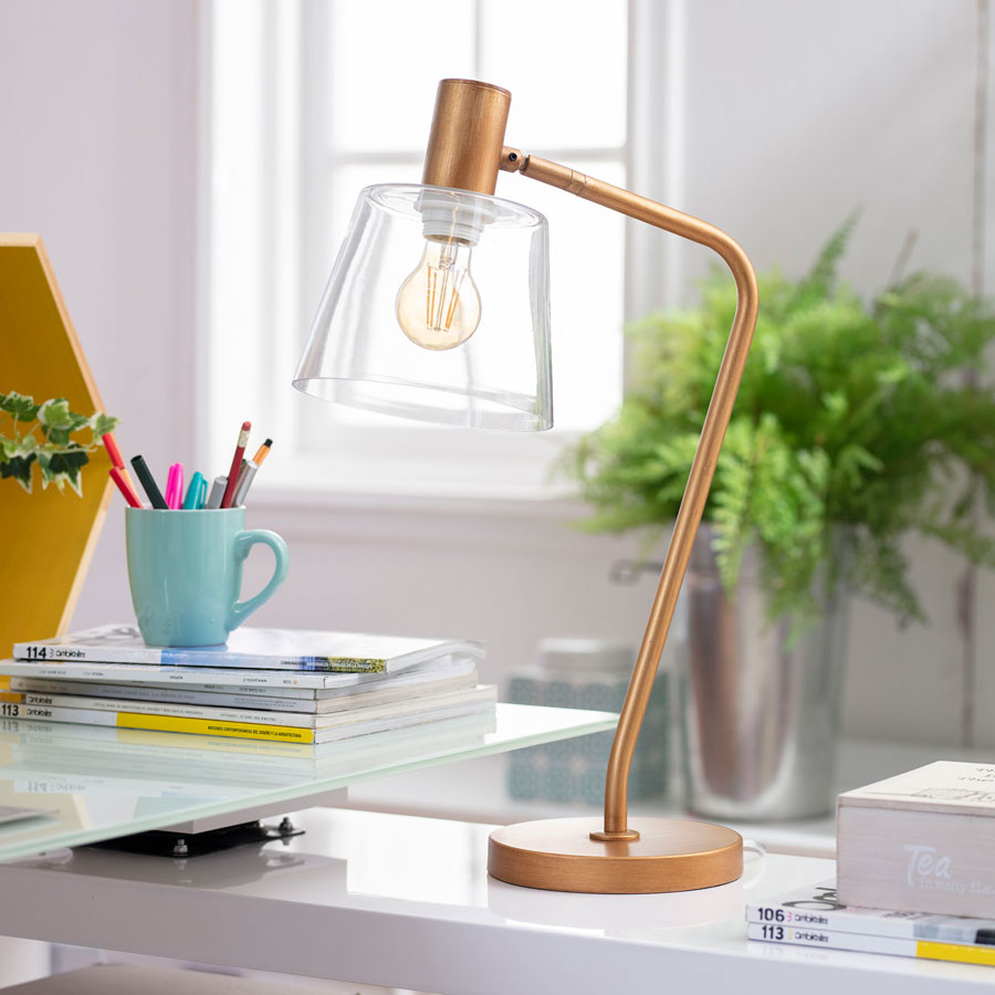 lámpara dorada de escritorio
