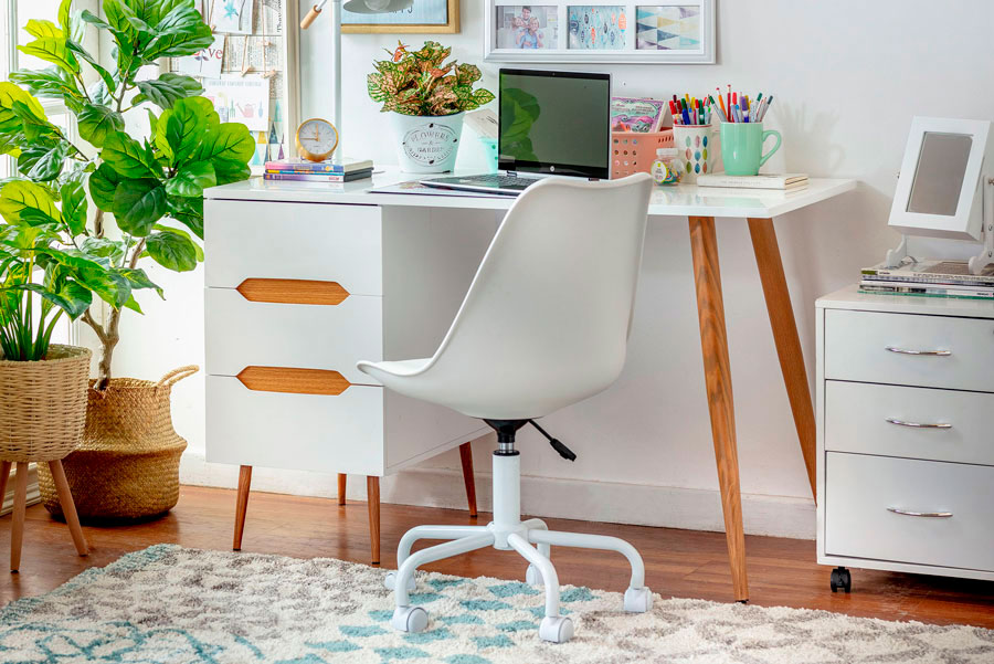 escritorio blanco con silla con ruedas blanca