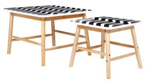 Dos mesas con encimera blanco y negro y patas de madera