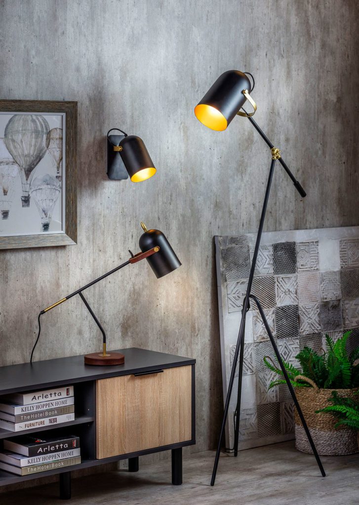 Set de 3 lámparas de metal, flexibles y con detalles dorado. Una de pared, de escritorio y de pie.