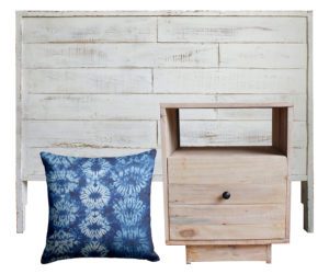 respaldo blanco, de madera rústica, cojín estampado azul y blanco y velador de madera natural.