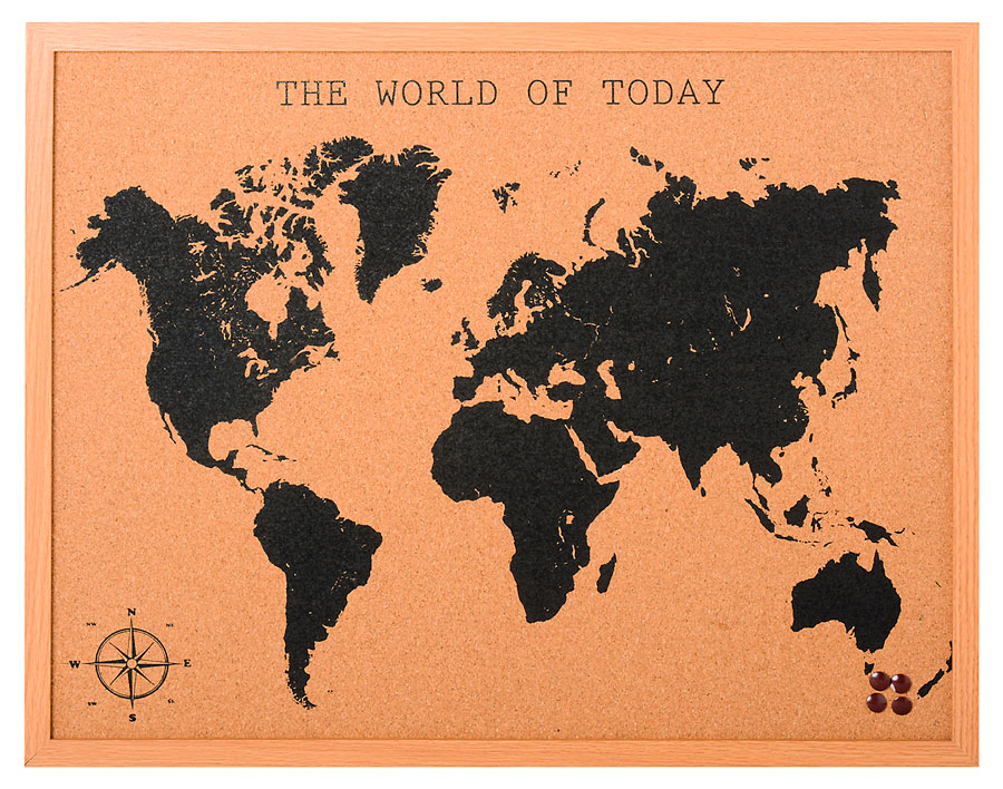 Pizarra de corcho natural con un mapa del mundo impreso en color negro, enmarcado en madera.