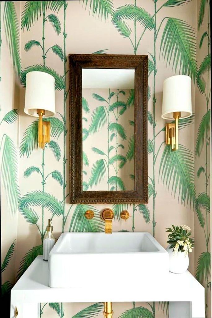 Lavamos y espejo sobre muro con papel mural en blanco e ilustraciones de plantas tropicales