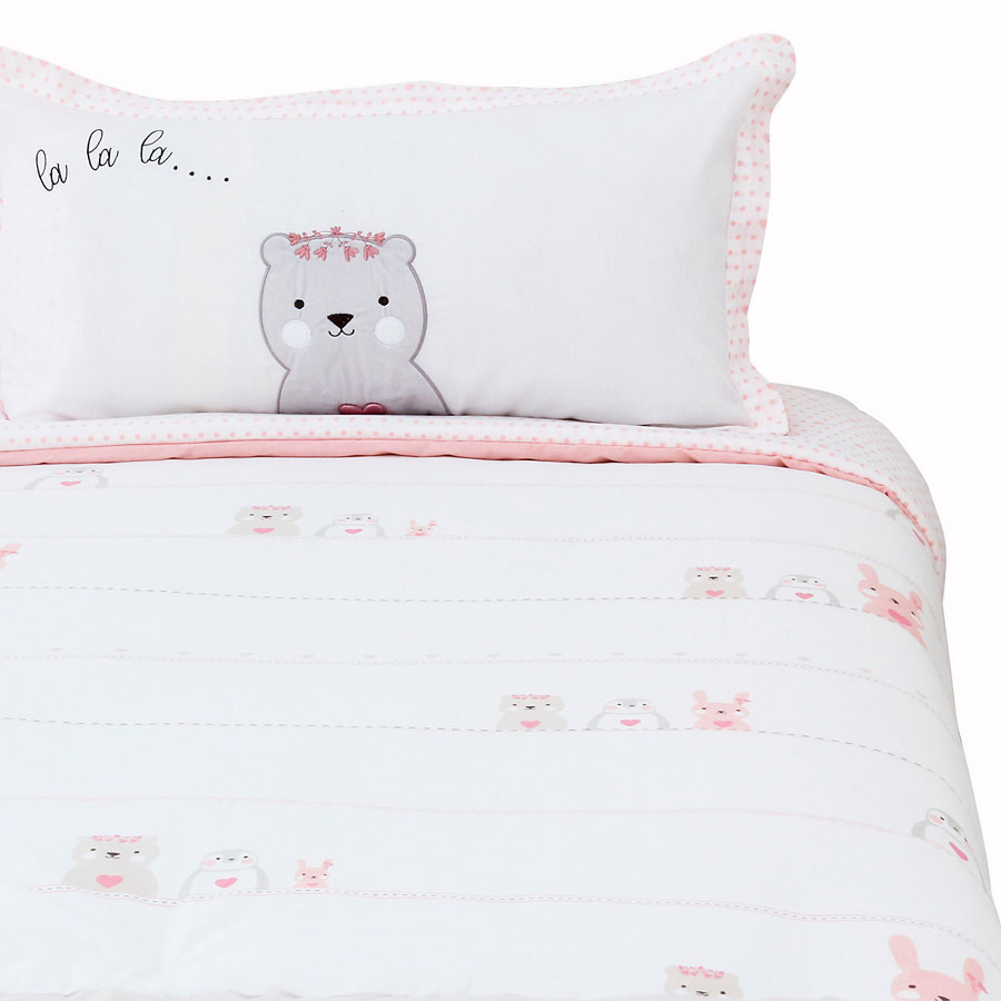 Plumón nórdico niña Cama con plumón infantil en tonos blanco y rosado.