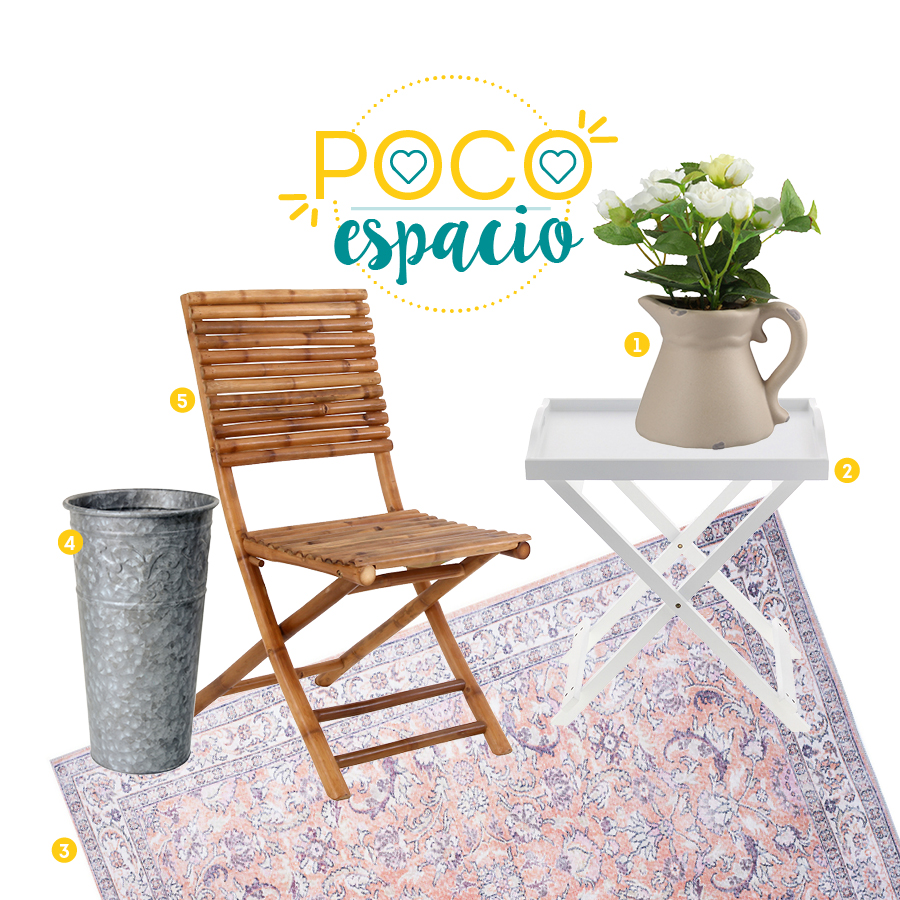Composición con una silla de bambú, una mesa auxiliar, una alfombra oriental, un jarrón con flores y un macetero alto de metal.