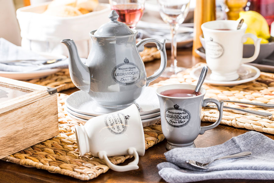 Imagen de set de té, con dos tazas y una tetera de cerámica en gris y blanco