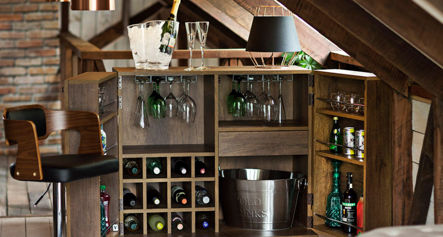 Bar de madera, decorado con accesorios de bar y botellas