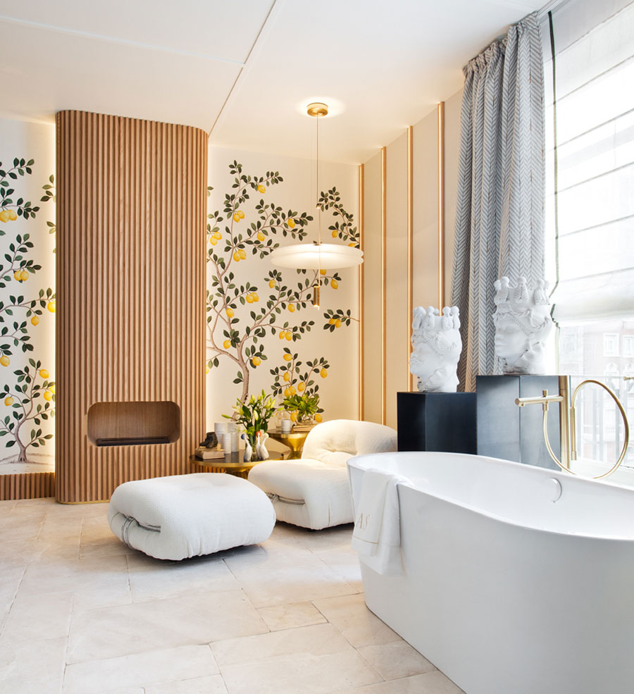 Baño moderno y minimalista, con detalles de color en muros, decorado con papel pintado con un diseño de árboles limoneros.