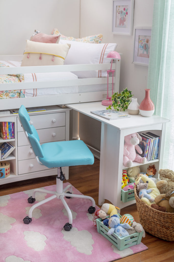 Cama multifuncional infantil de dos niveles, color blanca, con escritorio plegable y cajones en el primer nivel para ordenar libros y juguetes de niños