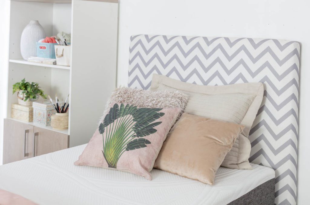 Tendencias de decoración: Ambiente de dormitorio con cojines velvet en tonos rosa y coral. 