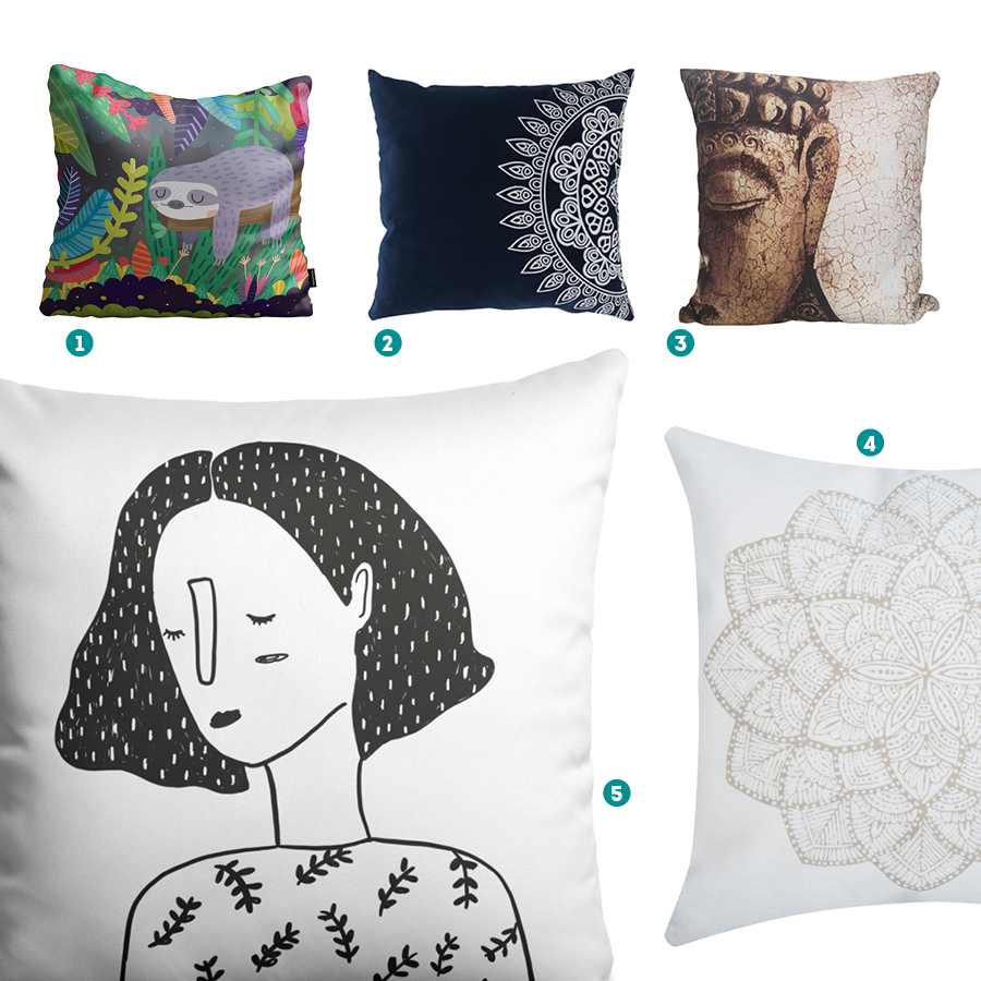 Cinco cojines con diseños que relajan, tales como mujer durmiendo, perezoso, mandalas y buda