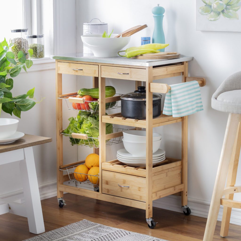 Mueble de cocina para guardar verduras, frutas y batería de cocina. Es de madera y tiene una superficie que sirve para cortar alimentos.
