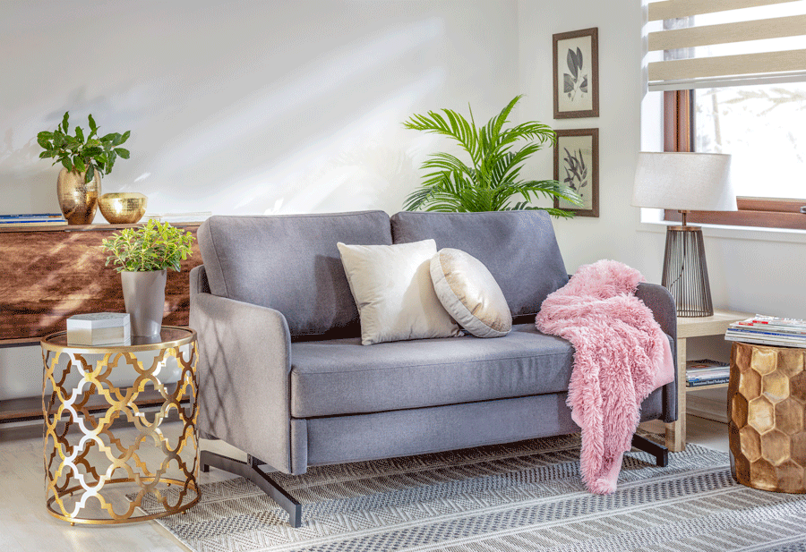 Texturas de invierno: sofá gris con manta shaggy y cojines